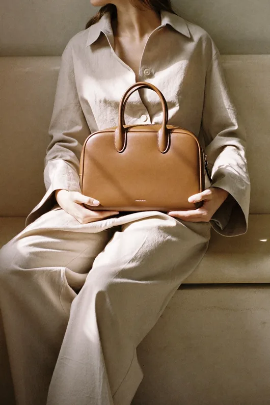 Modelo com bolsa caramelo