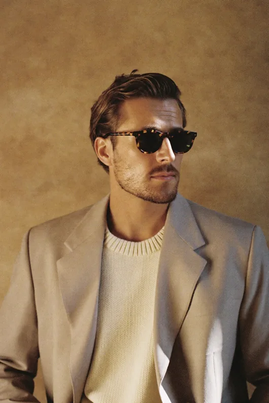 Homem de óculos escuros e blazer